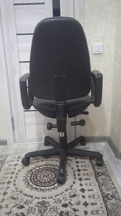 Ofis kreslo sotiladi holati yaxshi. Mexanizmlari ishlidi.