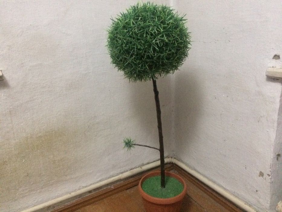 Дерево искуственное.