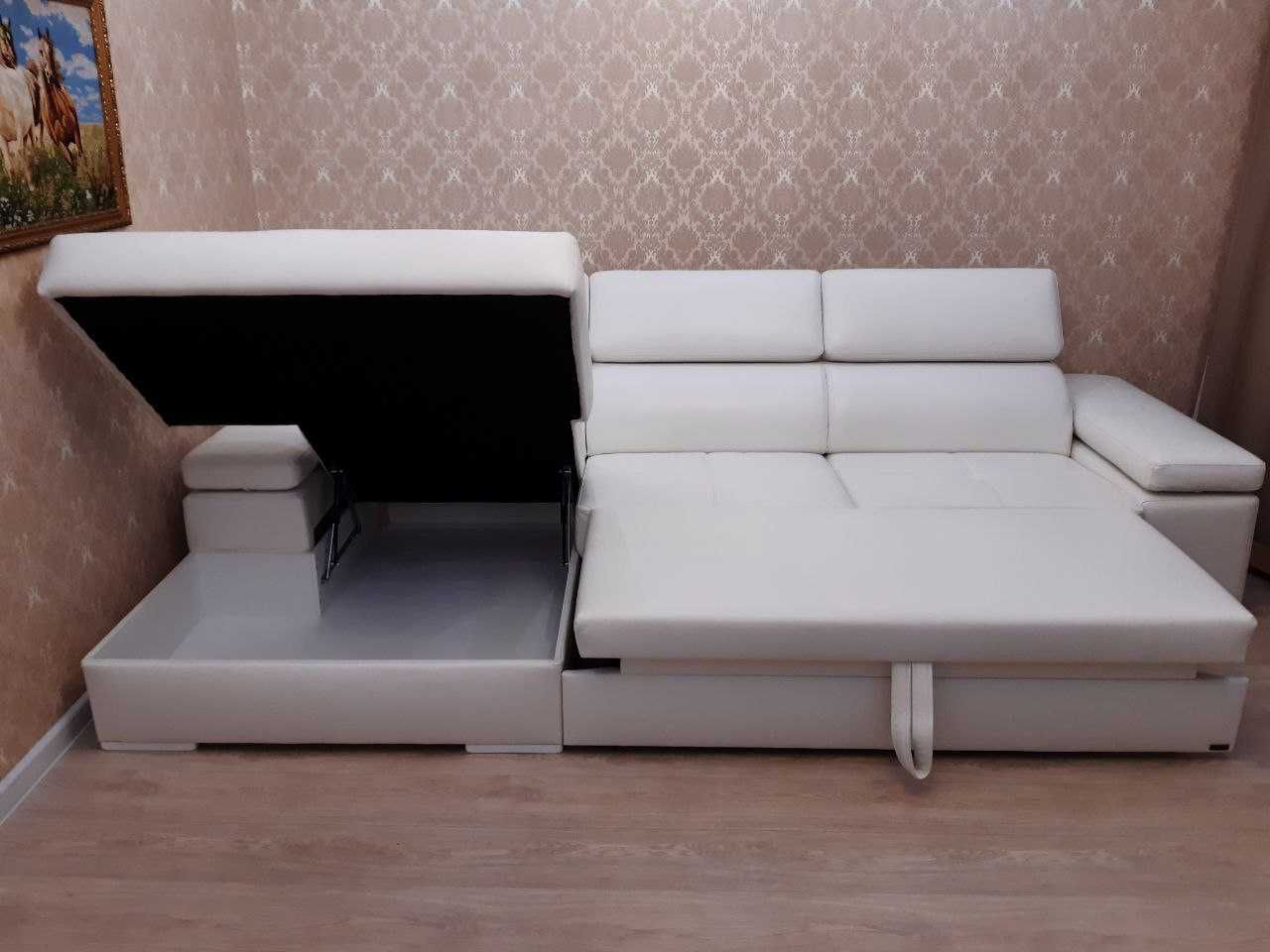 Очень шикарный, удобный диван белого цвета для гостиной
