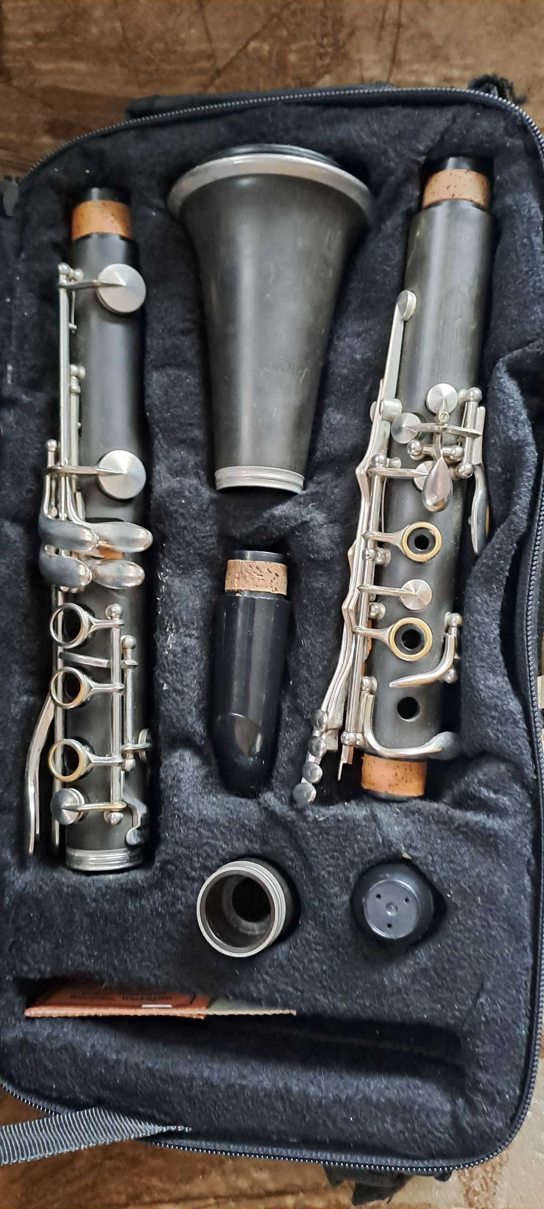 Vând clarinet in si bemol.