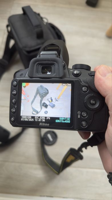 Nikon D3200, 24.2MP + Obiectiv 18-55mm VR (stare foarte buna)