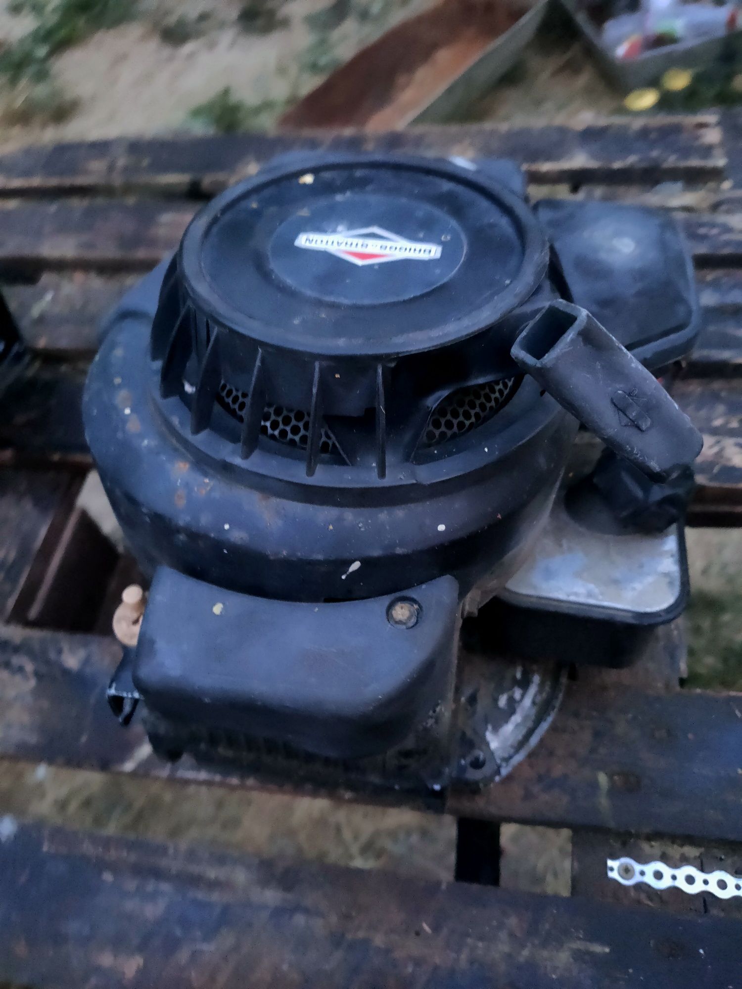 Vind doua motoare de cositoare