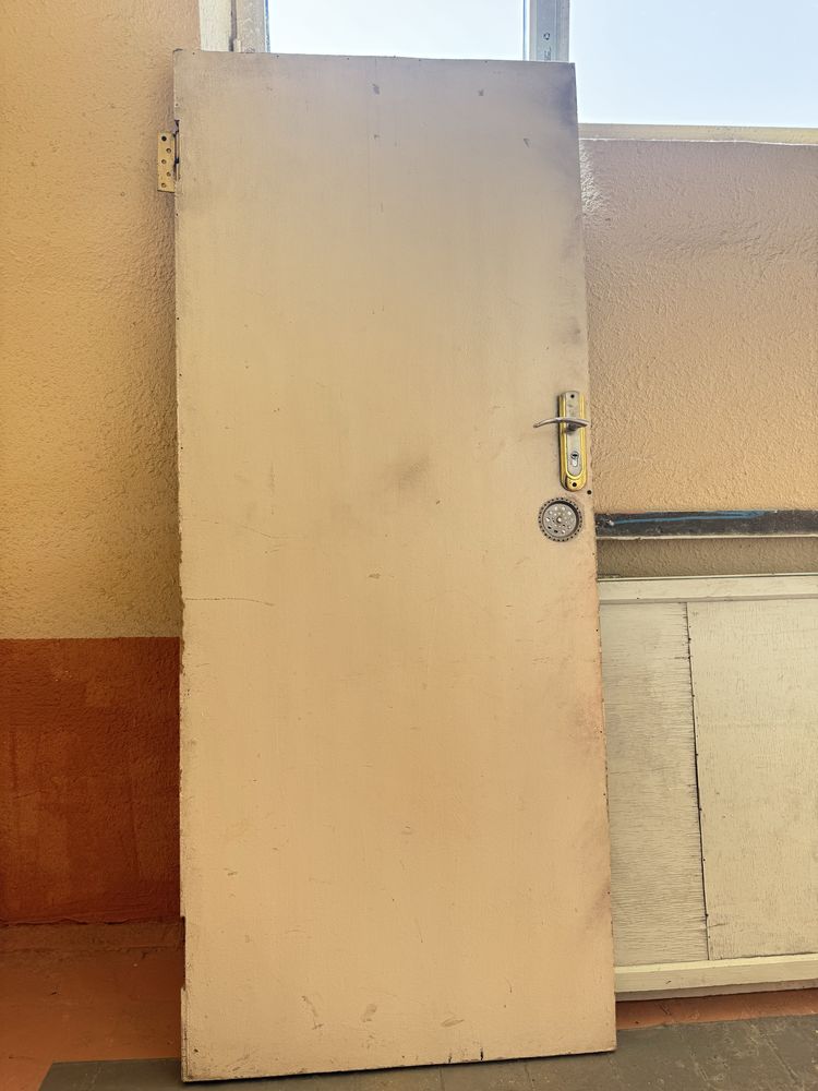 Eshik sotiladi srochno