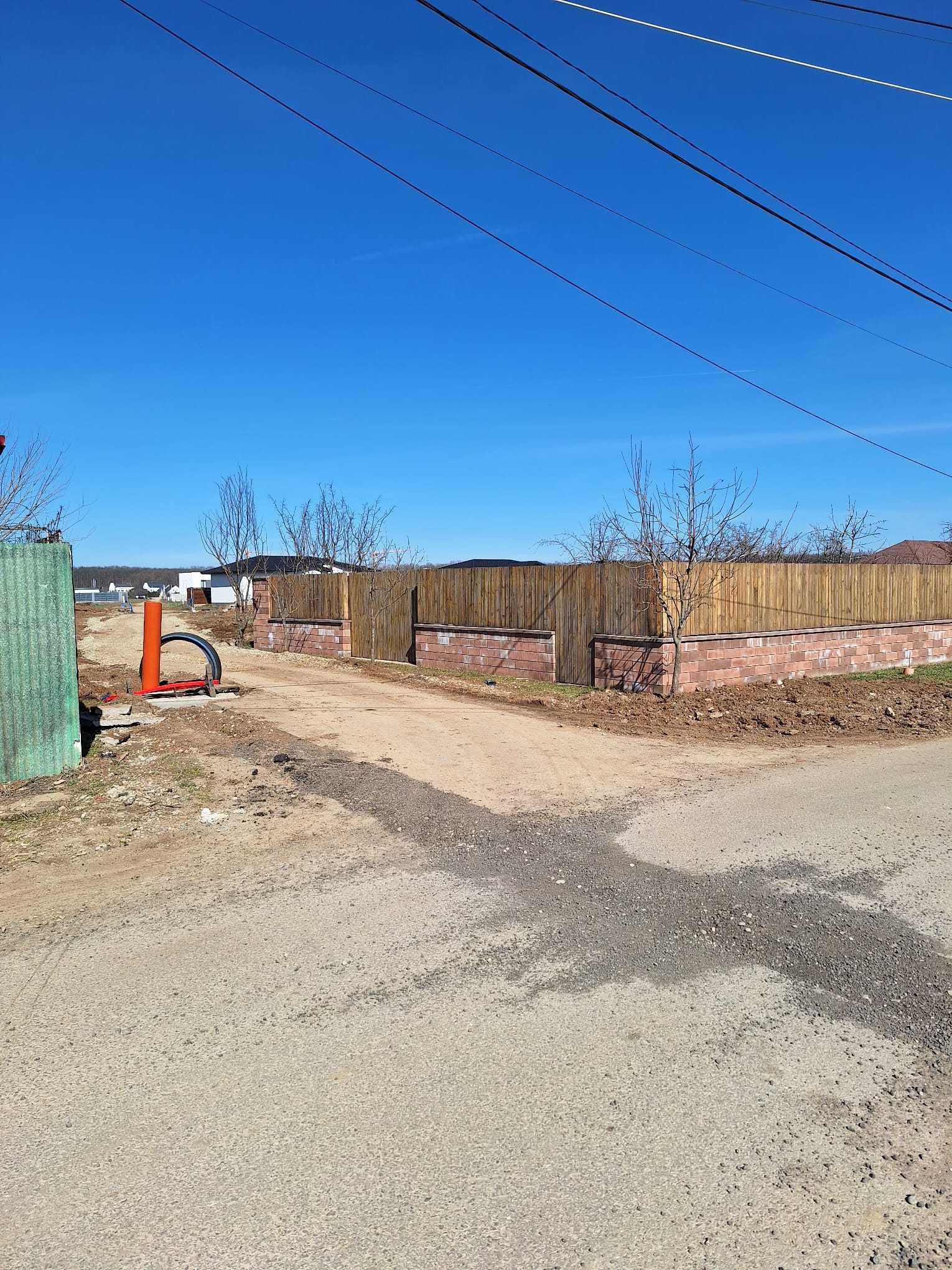 Teren Balotesti,langa padure,apa,canal,gaz la hotar