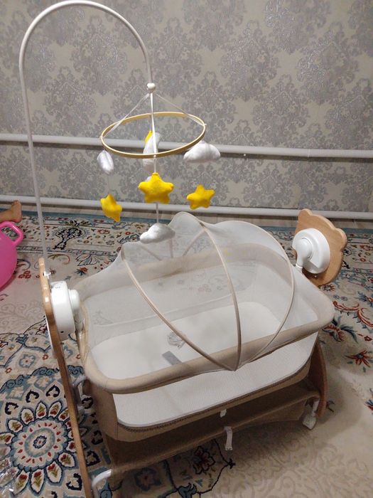 Детская кровать для новорожденных.