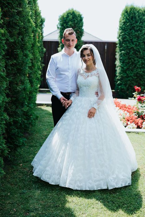 Rochie mireasă, cerc și voal