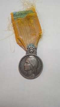 французская серебряная медаль