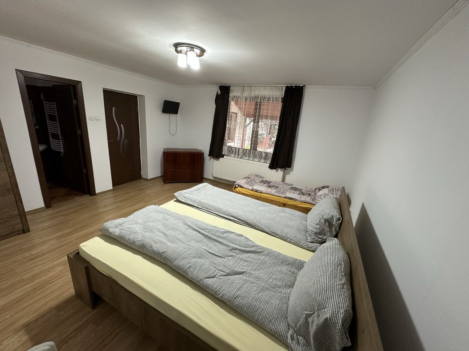 Inchiriez casa 3 camere  cu baie individuala + living + terasa