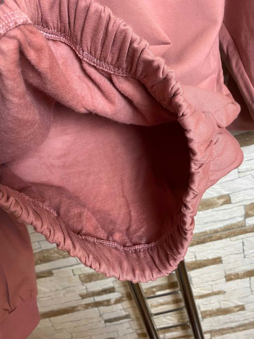 Trening cu decupaj spate ROZ - pantaloni+ bluza cu mesaj MARIMI: M, XL