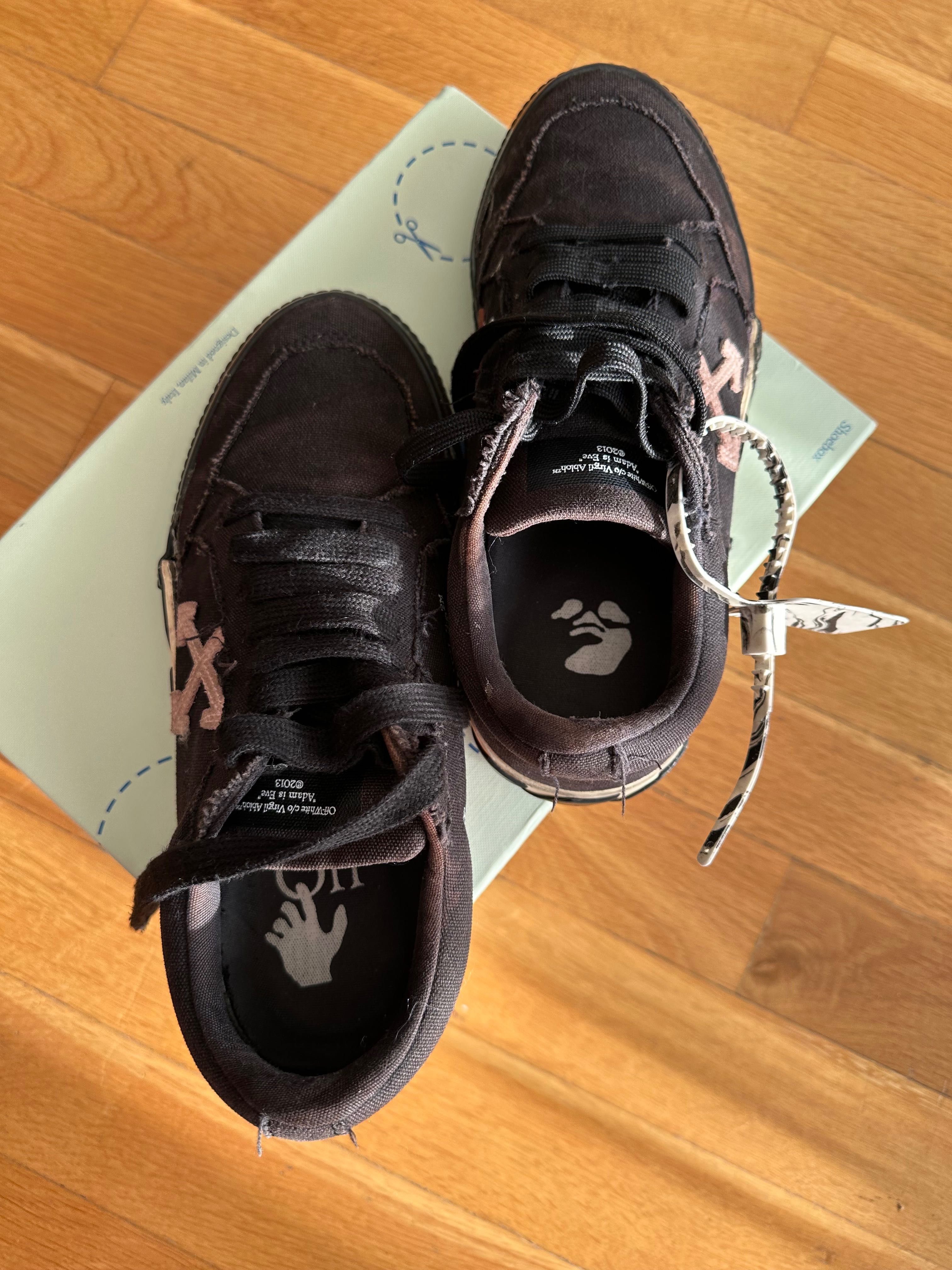 Off white , Toscablue