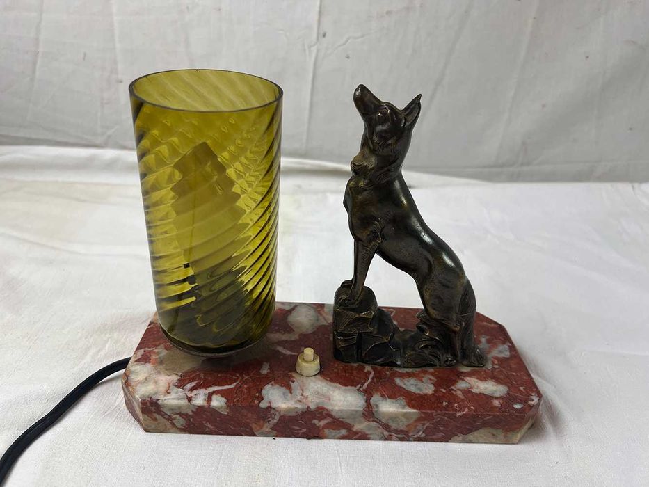 Lampa Art Deco cu caine pe placa de marmura