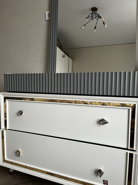 Комод с зеркалом