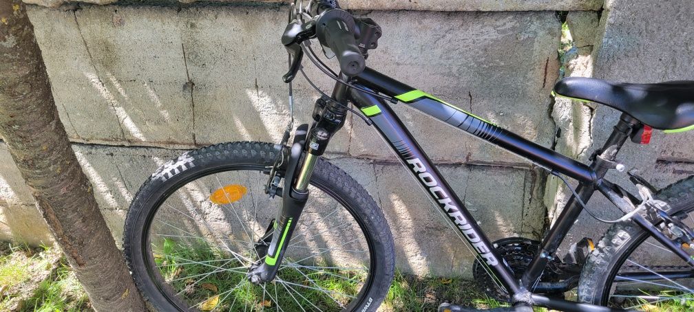 Vând bicicleta aproape ca noua