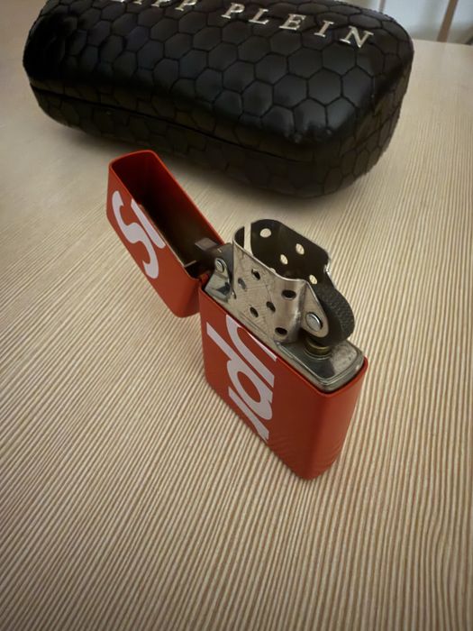 Нова запалка на Supreme x Zippo SS18 лимитирана серия