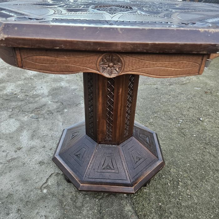 Masă octogonală din lemn, sculptată manual, cu modele
