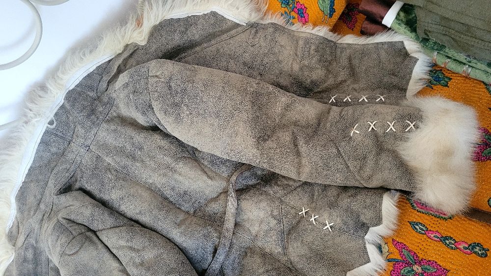Haină din piele și blană ecologică.