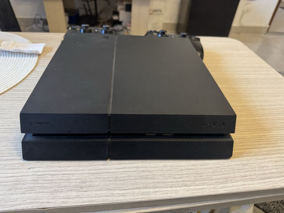 Ps4 cu 2 controler la pret 700 de lei si un joc