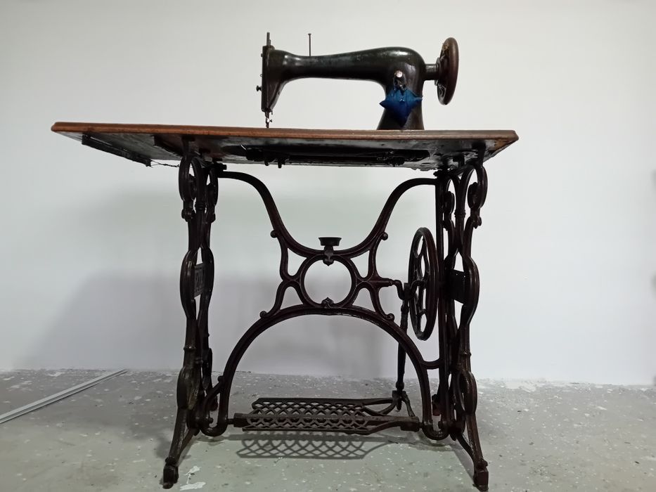 Vând mașină de cusut veche