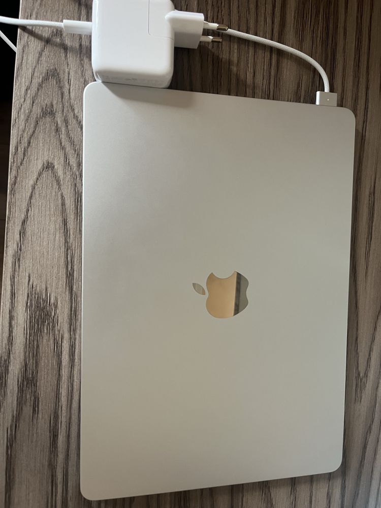 Продавам Macbook Air M3 чип чисто нов с гаранция