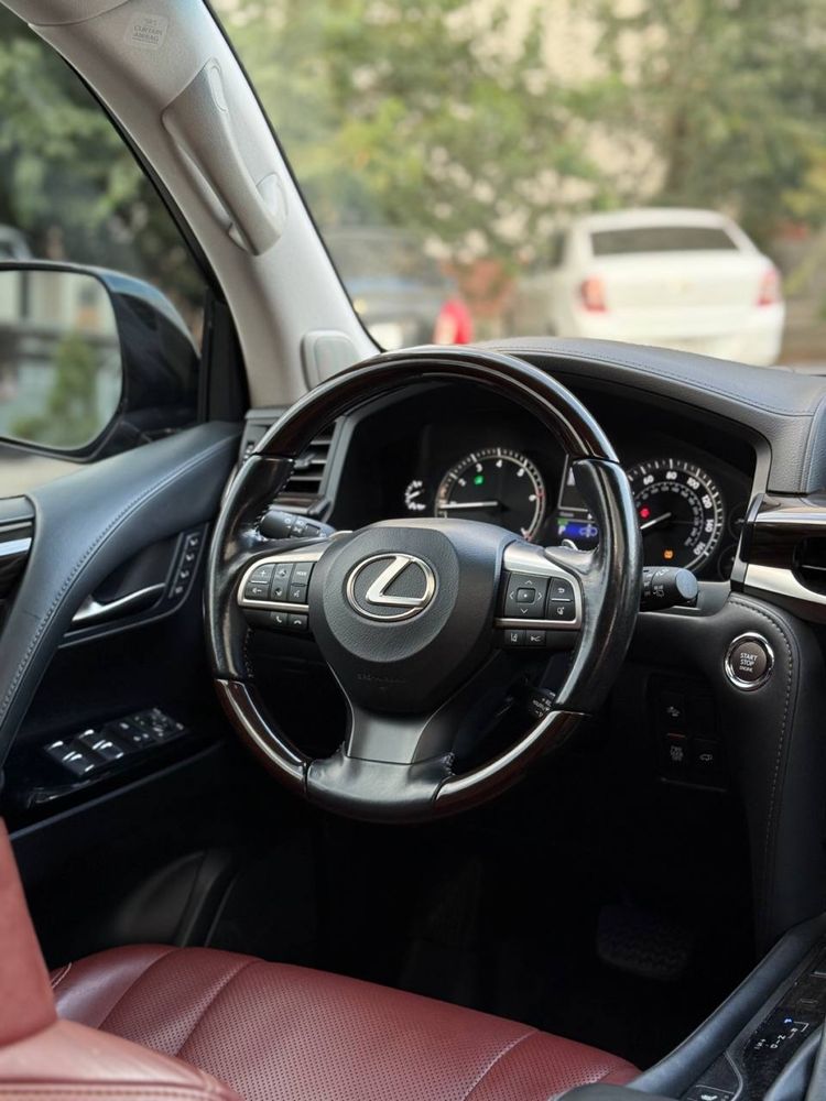 Lexus LX 570.