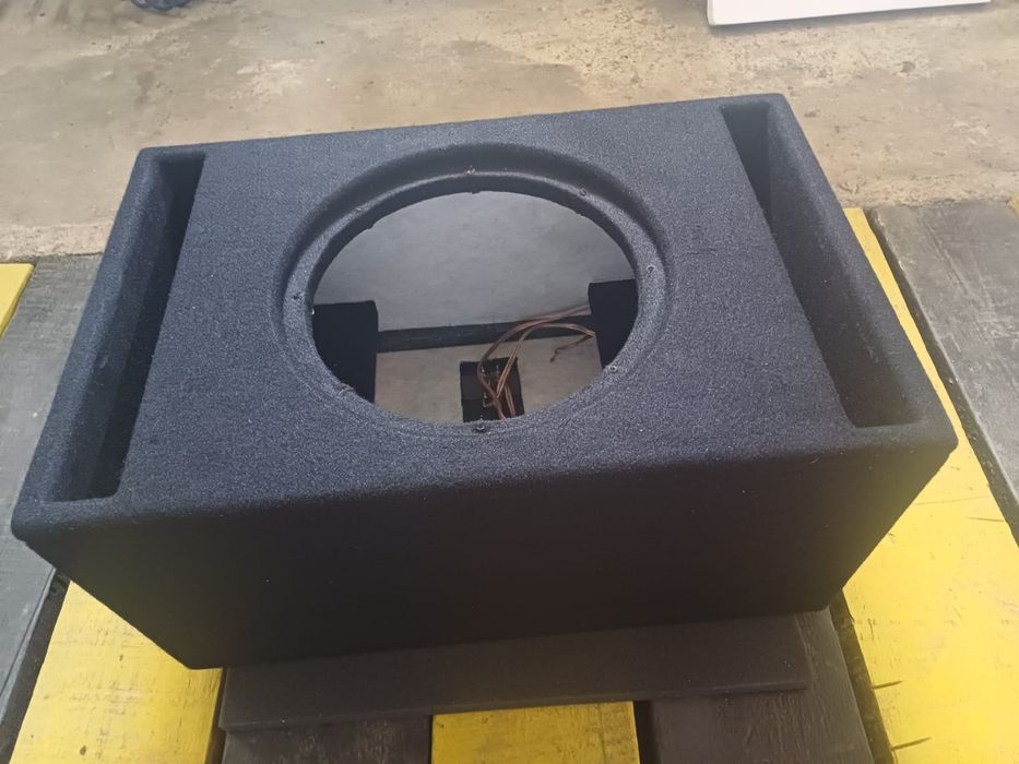 Vând incintă de subwoofer
