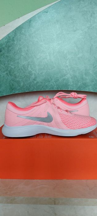 Нови оригинални дамски маратонки Nike