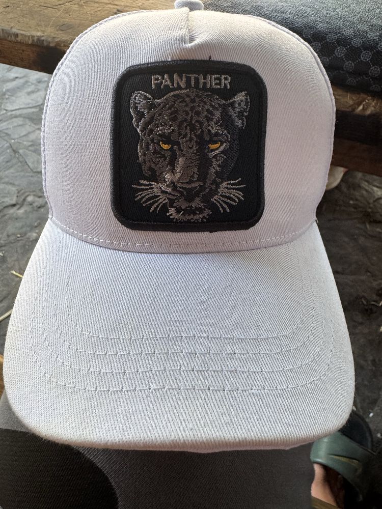 Продавам шапка Panther
