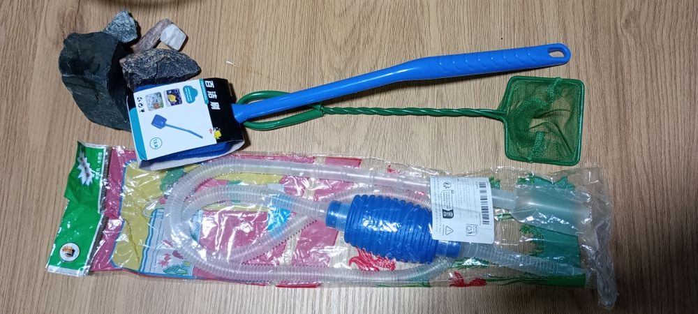 Set acvariu și accesorii pentru pești