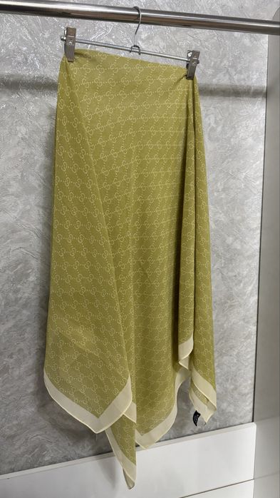 Ярко‑фисташковый платок Gucci из жаржет-шифона — новый