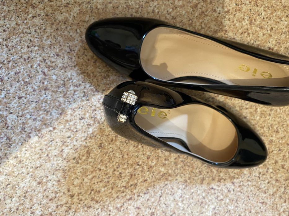 Срочно  новые  туфли  продам .