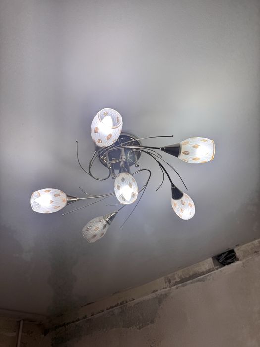 Продам люстру 6ти цокольную бу