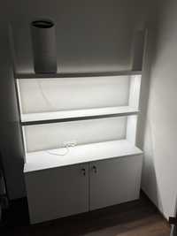 Бяла етежерка с две шкафчета и лед рафтове