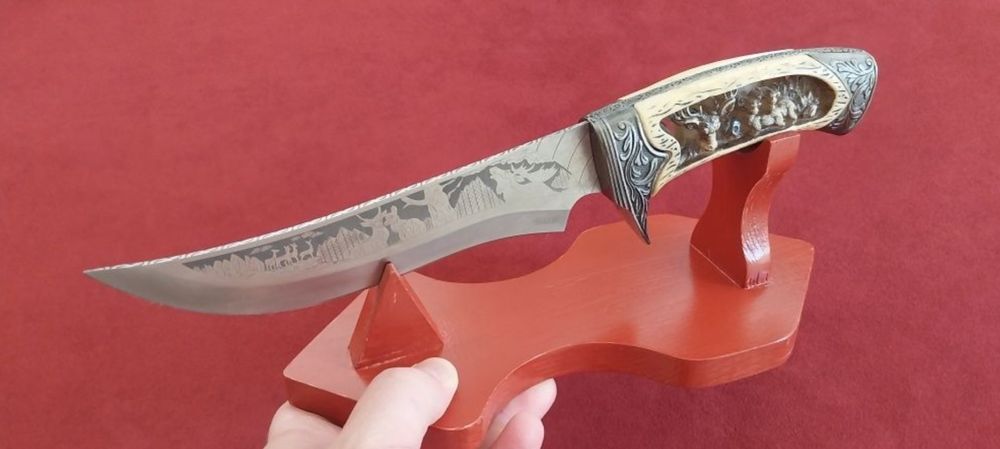 Нож с дървена стойка
