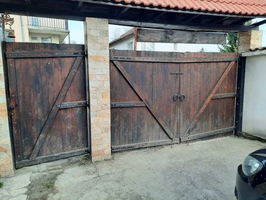 Дървени портални врати