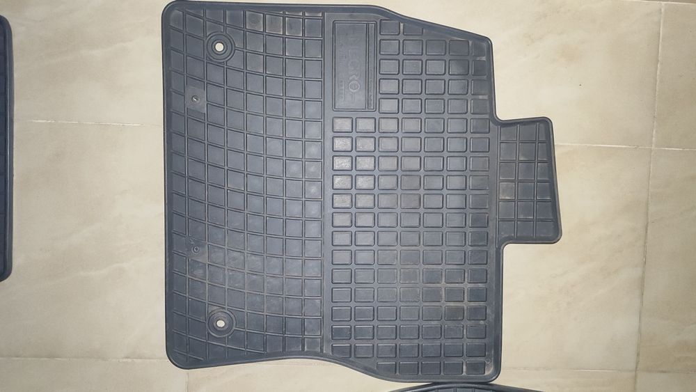 Гумено-каучукови стелки Frogum за Пасат б8 - противопъзгащи, като нови