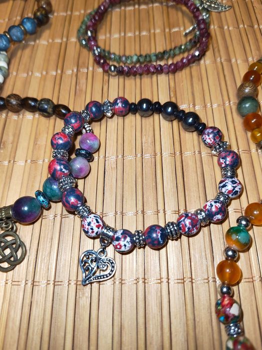 Гривни от полускъпоценни камъни. Подаръци за коледа.