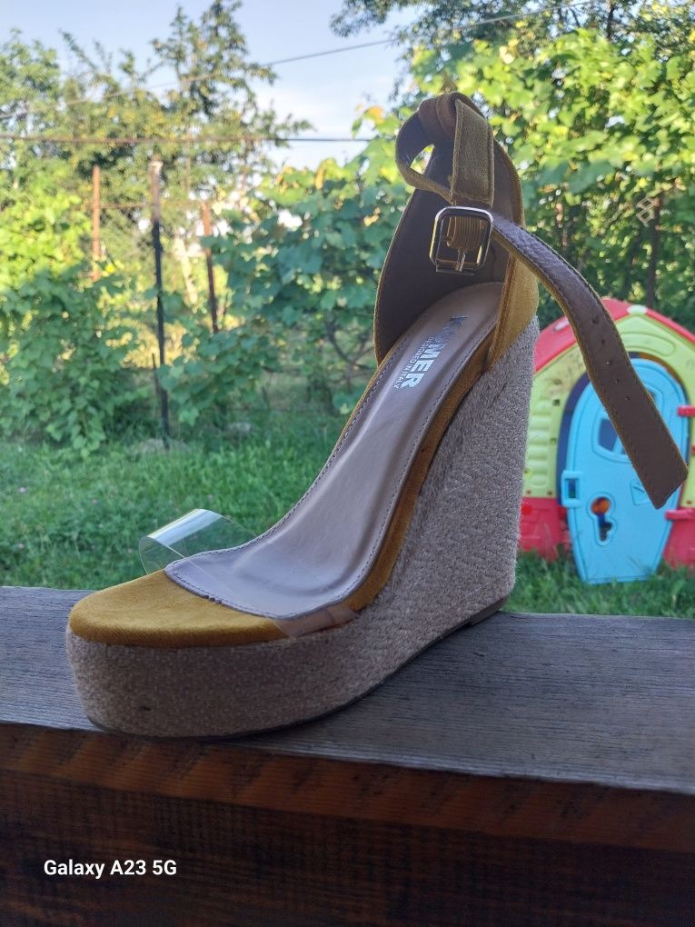 Vând sandale elegante