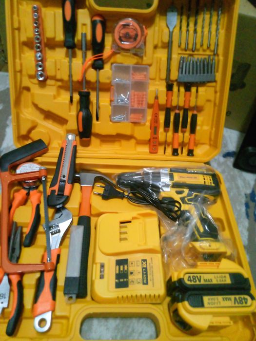 Продам шуруповёрт набор инструментов