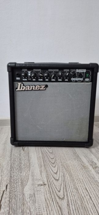 Vând chitară electrică Squier și amplificator Ibanez Tone Blaster