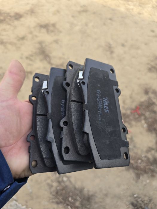 Тормозные колодки HILUX