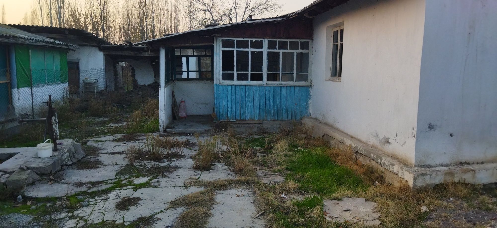 Продаётся участок 11 соток. Имеется 1 дом  из 4-х комнат