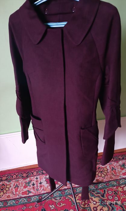 Пальто бардого цвета