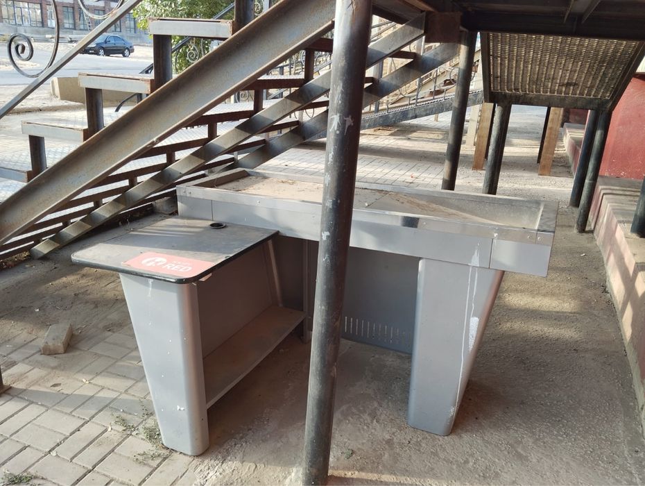 Стол для кассы магазина