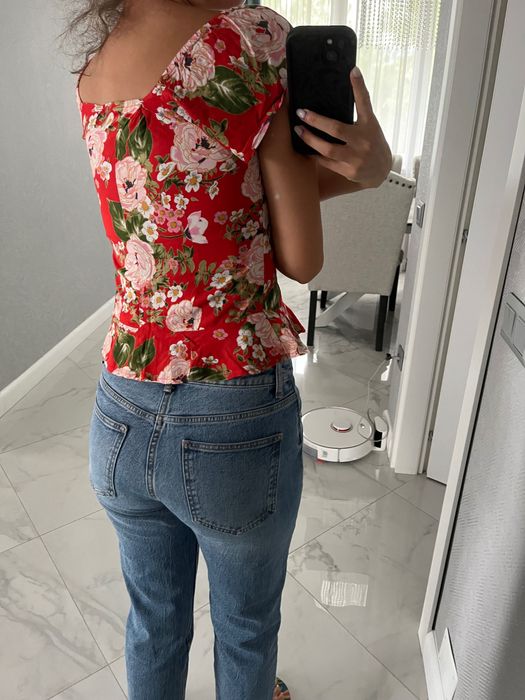 Vând top roșu floral