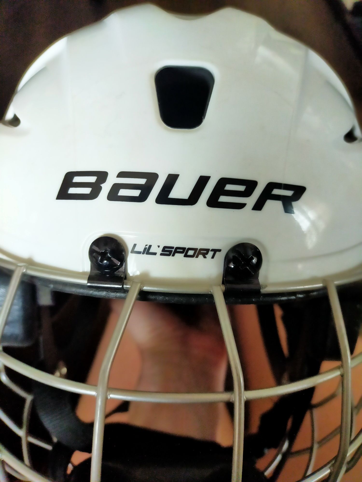 Продам хоккейный шлем новый