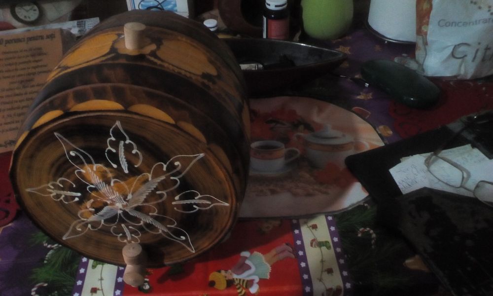 Vaza de lemn sculptata,butoi ornamental,statuieta