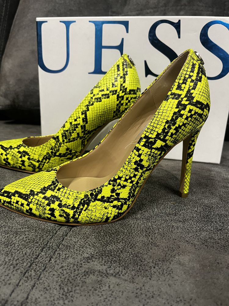 Обувки на ток Guess