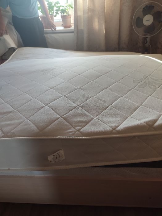 Продам матрас на 2х спальную кровать, б/у размер 200× 160