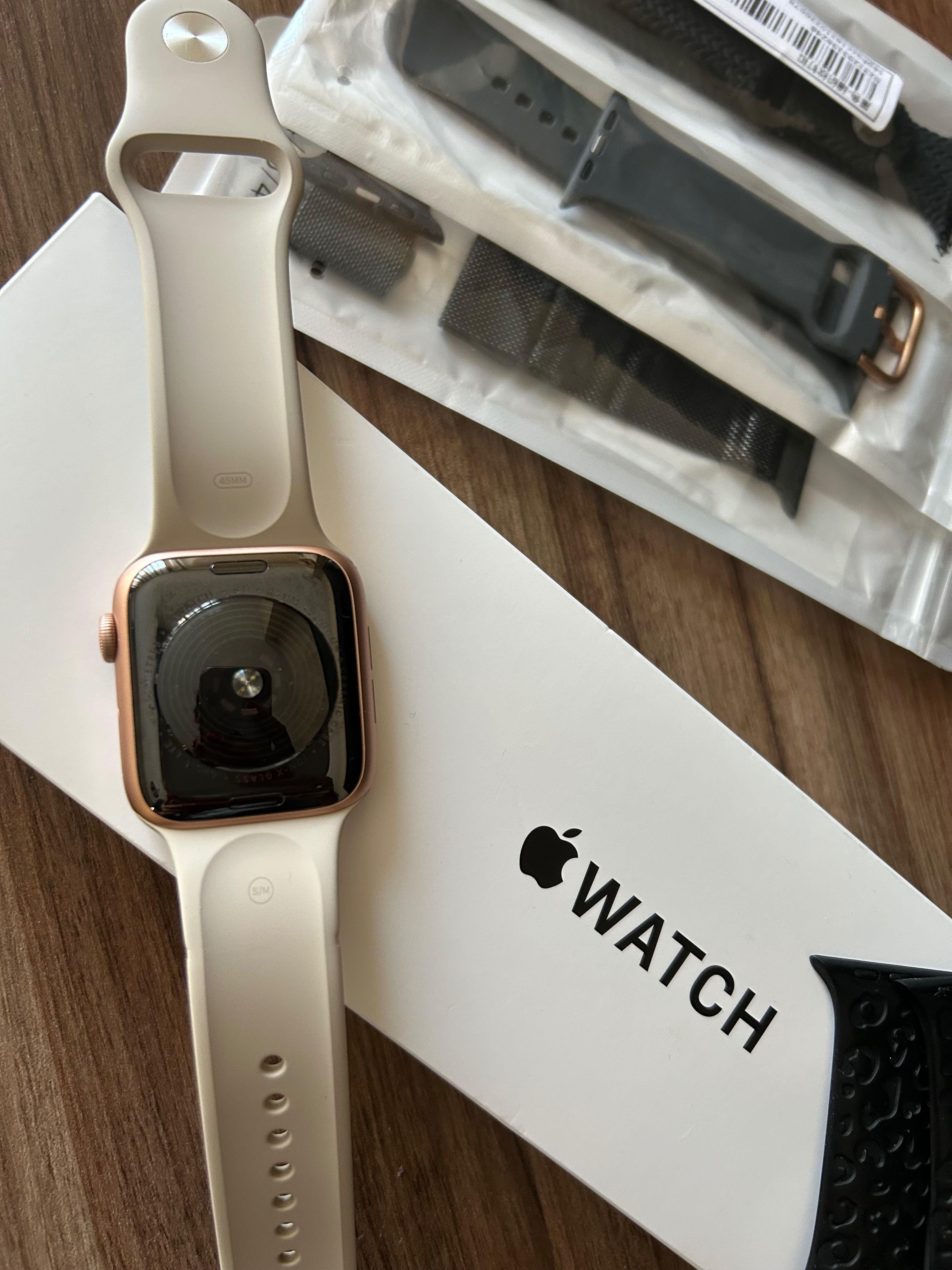Часовник APPLE WATCH SE GOLD 44 mm