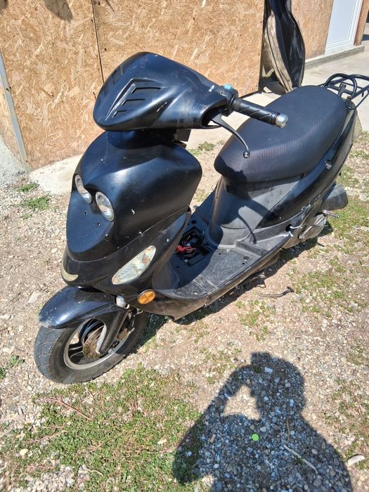 Vând scuter 4t set 49cc 1500 lei